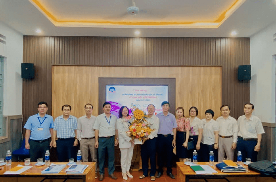 Cán bộ Trường THPT Quy Nhơn làm việc với Sở giáo dục Bình Định về công tác đào tạo năm 2022