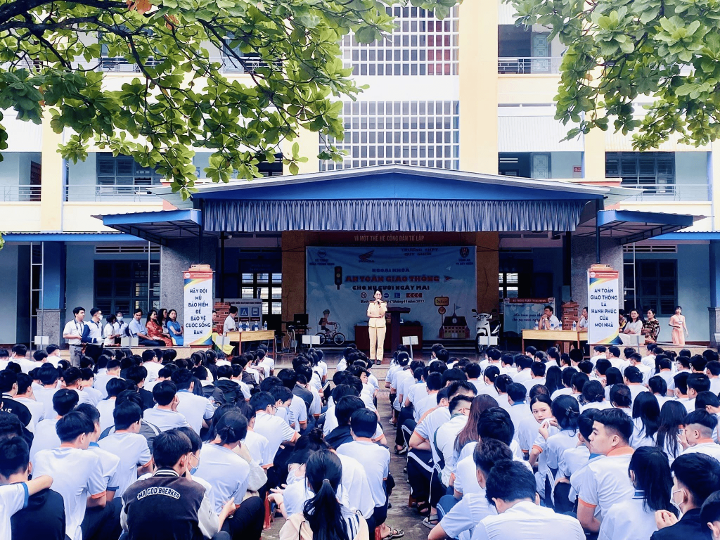 THPT Quy Nhơn tổ chức ngoại khoá an toàn giao thông